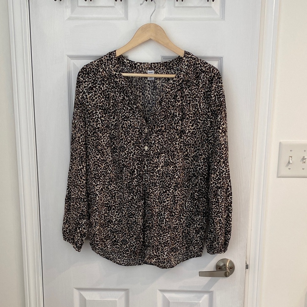 Old Navy Cheetah Print Blouse, Tunic style, Long Sleeve, V-Neck, size L